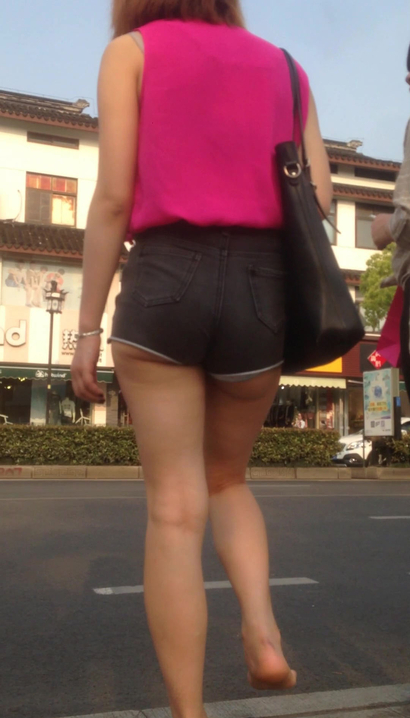 一个姹紫嫣红的超短裙牛仔短裤丰臀女孩[vd1.01-RV51]