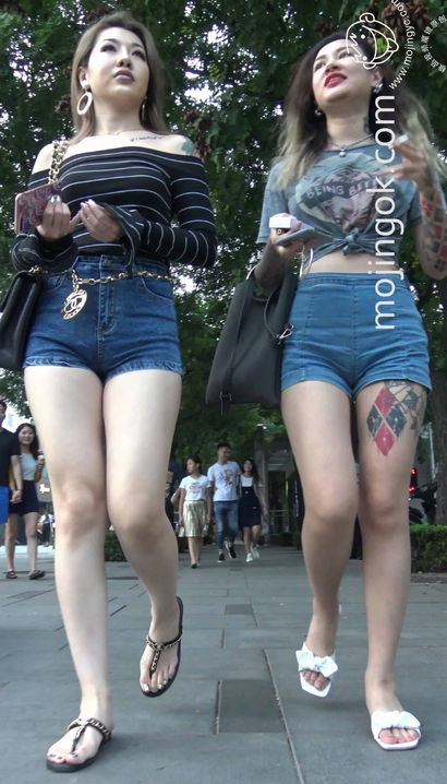 街拍两个热裤美女纹身很性感[SP-XH00]