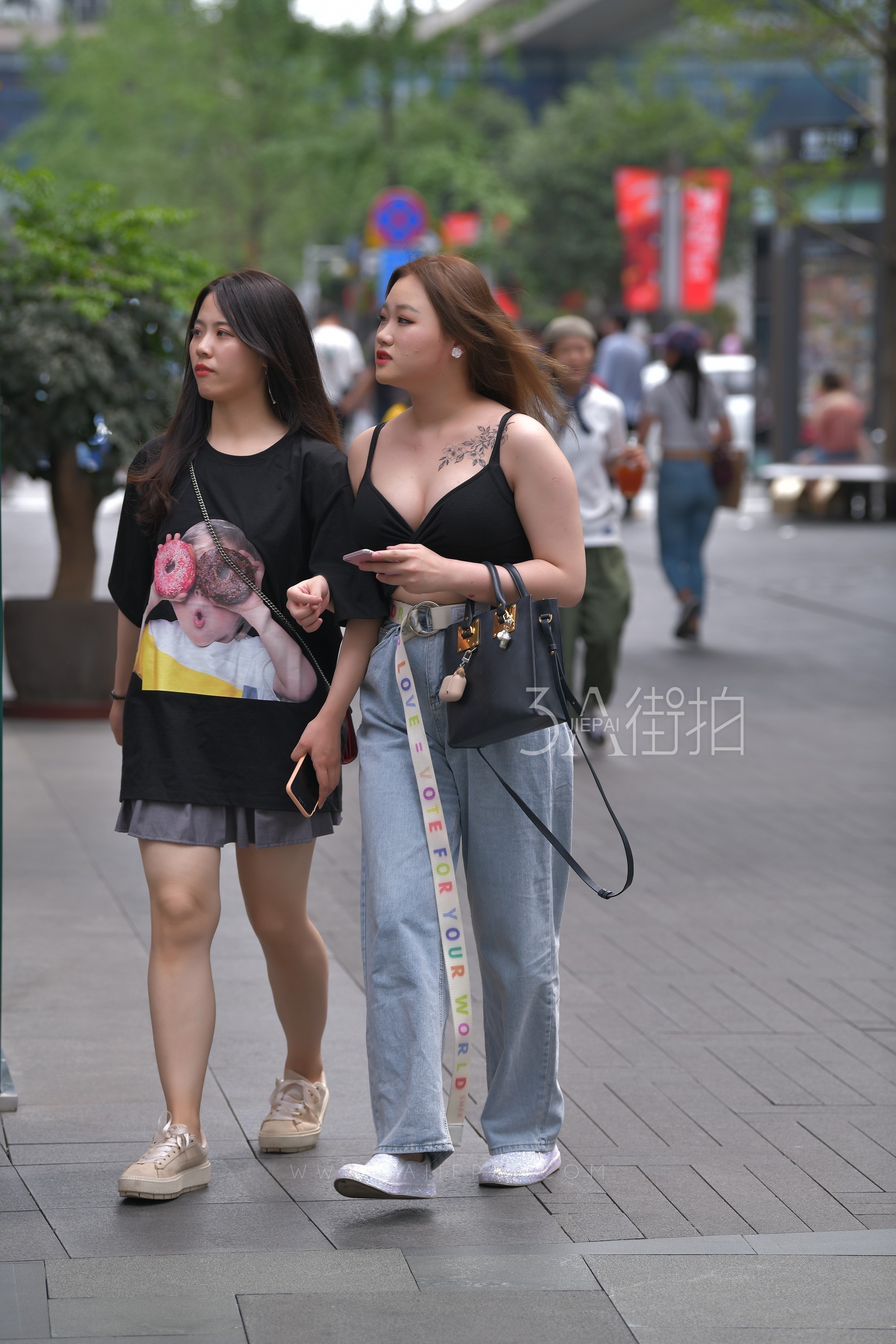 艳冠群芳的妖娆女孩，广州街拍[QT·939qr] - 免费·街拍图片 - 第一街拍网