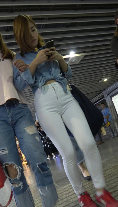 4K 街拍紧身白裤苹果臀漂亮美女 [845 MB]