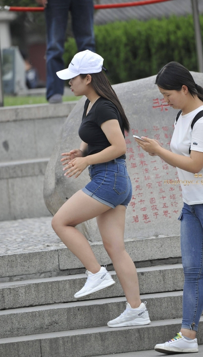 17-09-13丰满牛仔短裤小妹，成都街拍[RK·194hw]