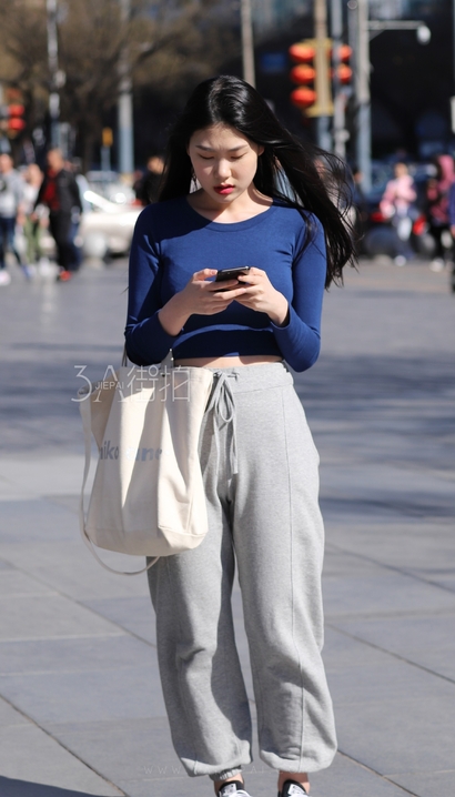 偶遇明艳动人的时髦典雅衣着丰臀女孩，春熙路街拍[QT·871ar]