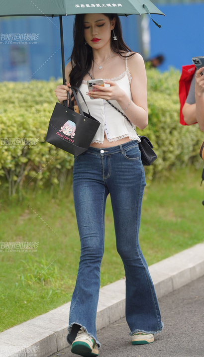 紧牛美眉 笑靥如花，太古里街拍[NZK·563hs]