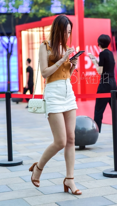 一位身材惹火的前卫小短裙紧臀女孩，街拍美女[QZ·188jb]