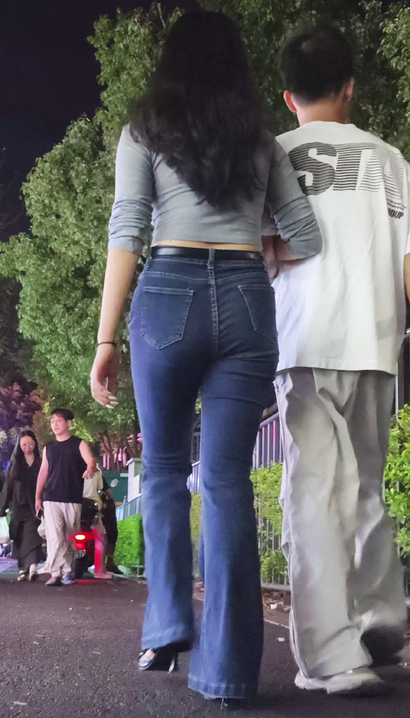 【视频】颇具气质的蓝色牛仔裤靓女[NZK-6NQE]