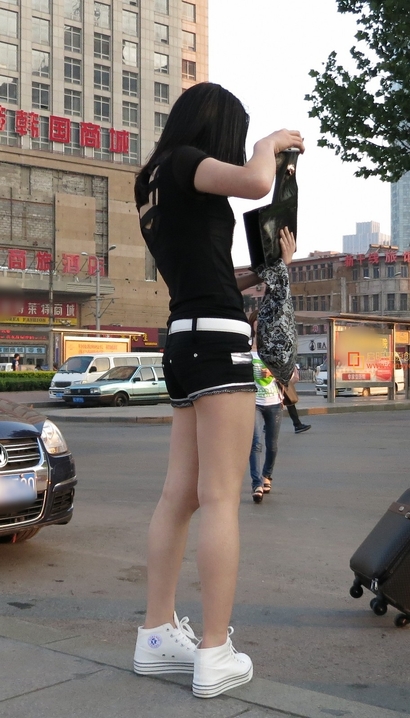 热裤美女看上去有点迷茫，三里屯街拍[RK·189pl]