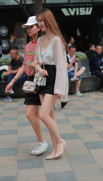 街拍花枝招展的气质小短裙美腿靓女，韩国街拍[QZ·762pu]