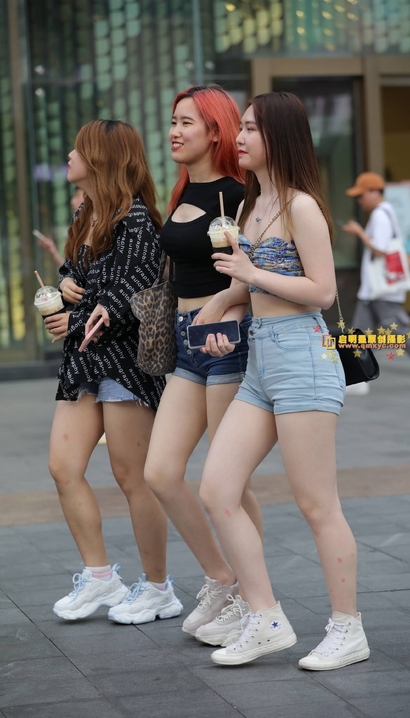 3个热裤抹胸穿搭闺蜜，韩国街拍[RK·481pm]