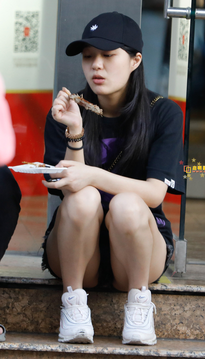 啃烧烤的短裤美女，街拍大师[RK·631vw]
