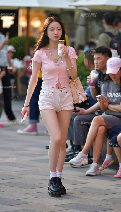 文静冰激凌热裤美女，成都街拍[RK·520gq]