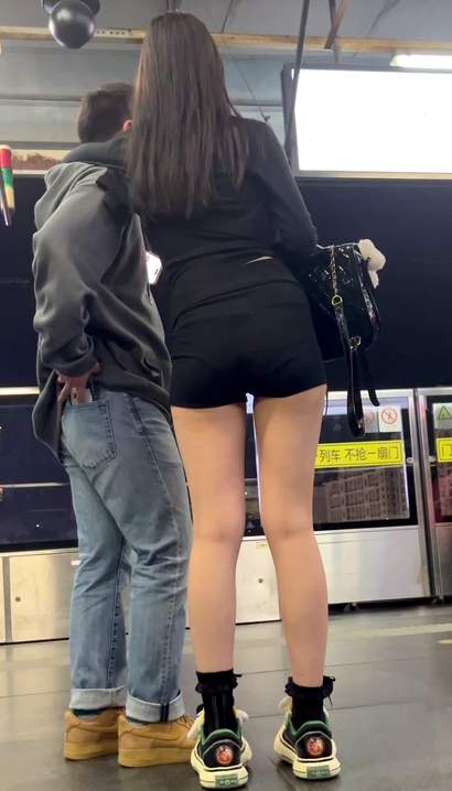 【视频】一位秀外慧中的时尚热裤长腿女孩[RK-M5K4]