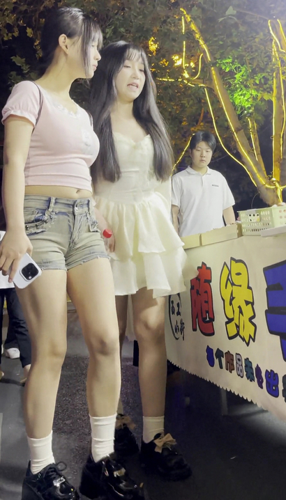 【视频】两个小妹兴致勃勃逛夜市[RK-J9HW]