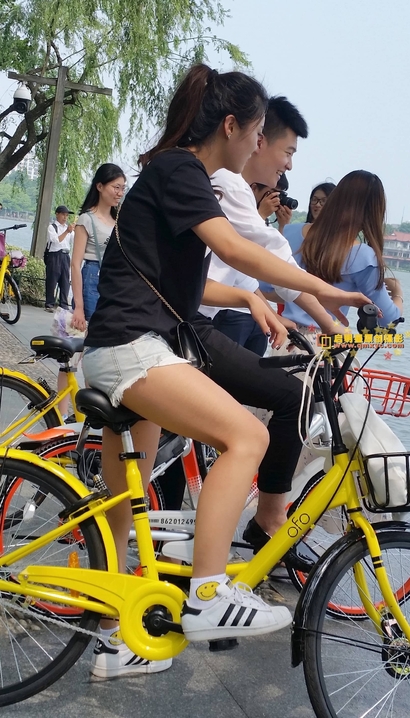骑单车的美女，三里屯街拍[RK·820zt]
