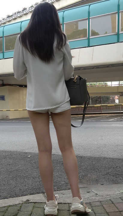 4K - 街拍白短热裤运动鞋女孩 [1.79 GB/MP4]