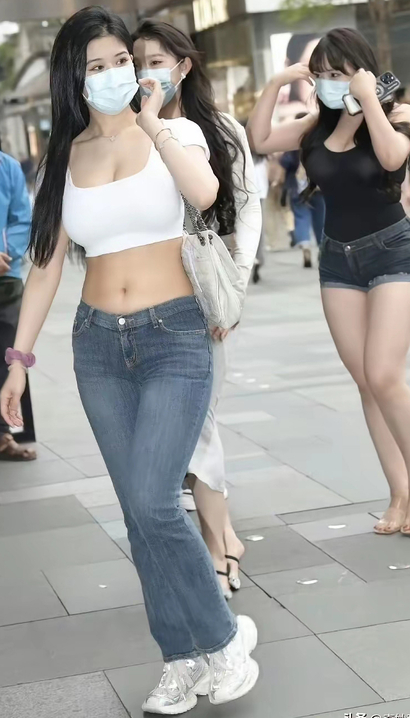 丰满的牛仔裤小姐姐风头无两