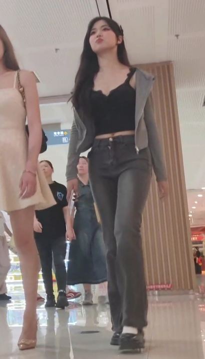 【视频】街拍身姿曼妙的牛仔裤吊带衣美女[NZK-3960]