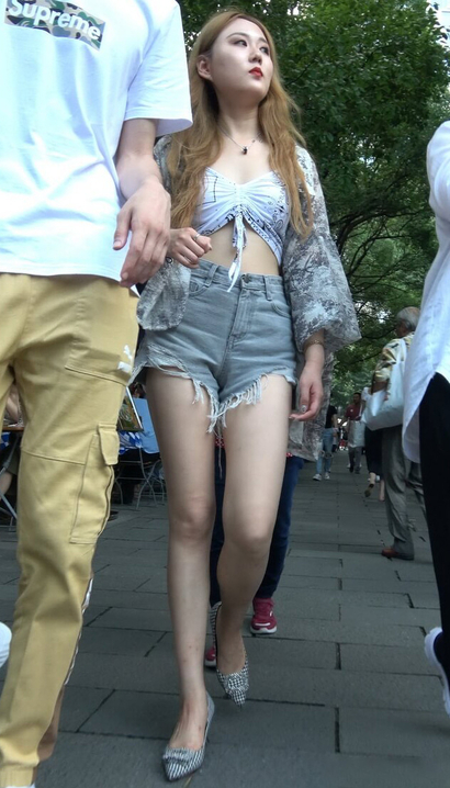 性感的热裤长腿美妞