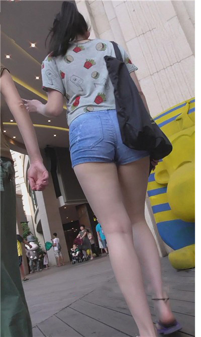 [04分50秒/808 MB]街拍高腰紧身蓝色牛仔热裤美眉陪妈妈逛街。