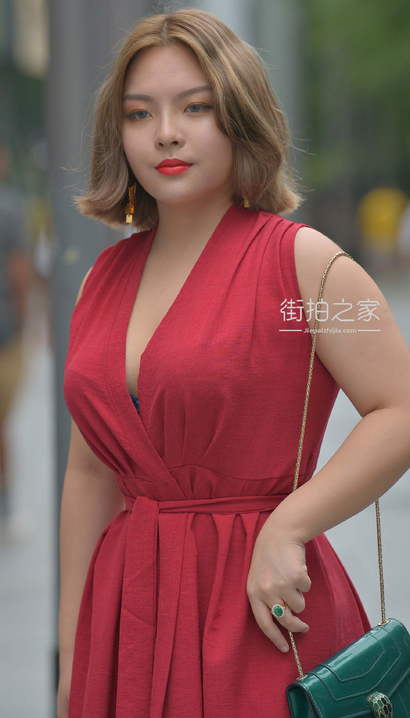 略显小丰腴，街拍精品[494um]