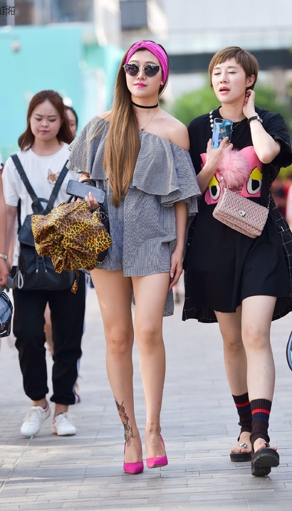 街拍袅袅婷婷的潮流精美装扮美腿辣妹，武汉街拍[QT·065yg]