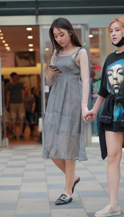 一个身材完美的气质小短裙丰臀靓女，国产街拍[QZ·758uo]