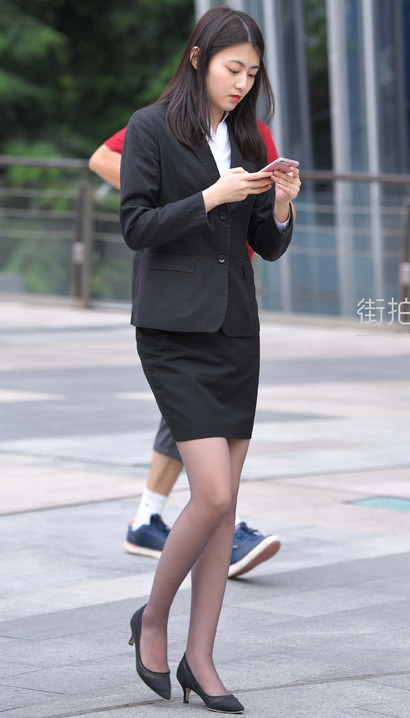 等到她下班啦，最新街拍[519th]