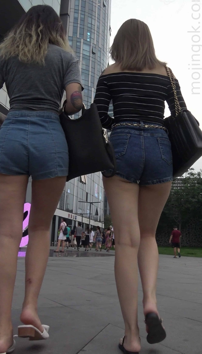 街拍两个热裤美女纹身很性感[SP-Ie33F]