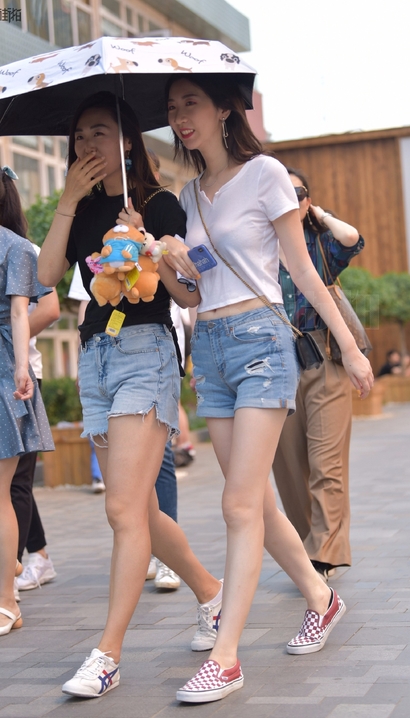 一个婀娜多姿的性感热裤美臀女生，精品街拍[RK·874ml]