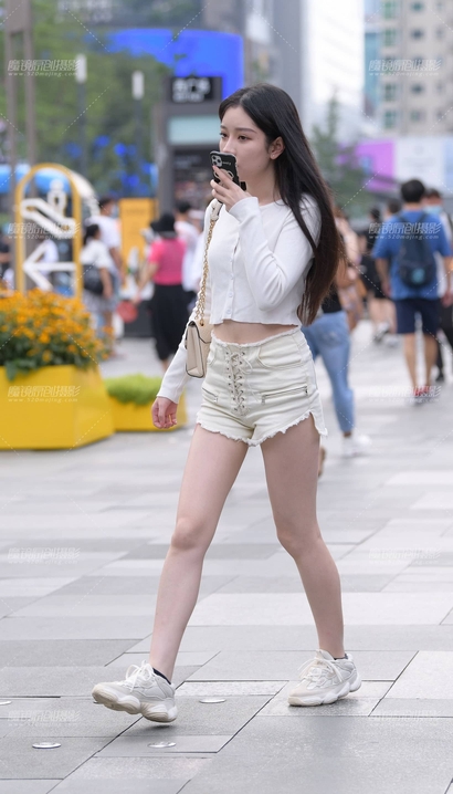 热裤大白腿女生，上海街拍[RK·892xs]