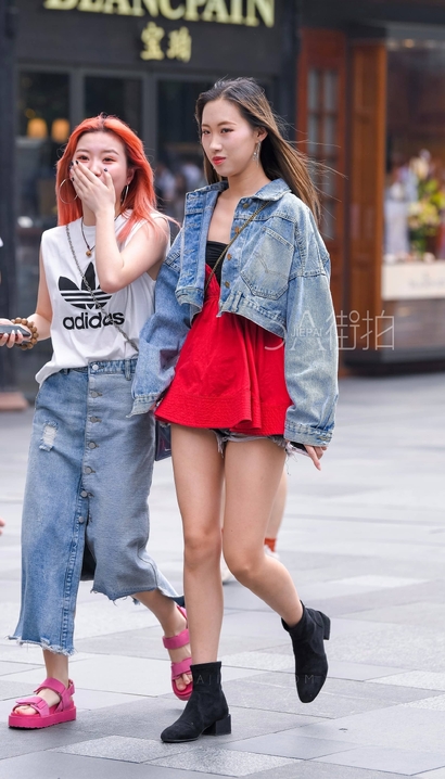 一位冠压群芳的新潮热裤紧臀美眉，三里屯街拍[RK·322rr]