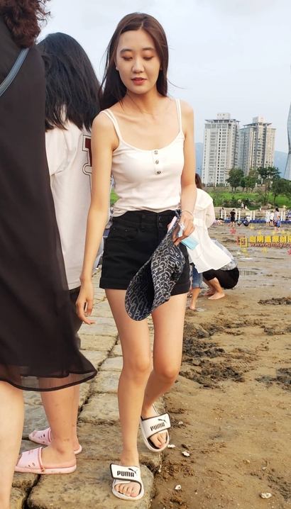黑色短裤苗条妹子（16P），街拍美女[RK·307aj]