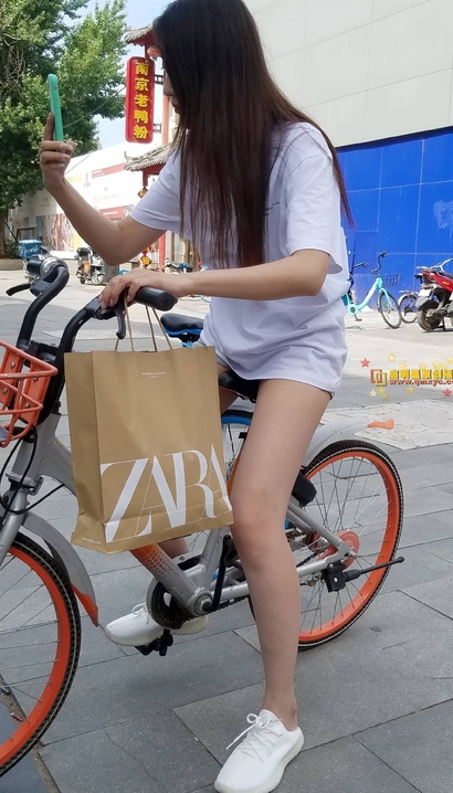 骑自行车的热裤美女，精品街拍[RK·843ze]