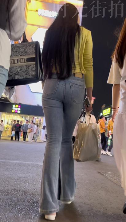 【视频】抓拍气质温婉的牛仔裤紧臀女孩[NZK-L9VV]