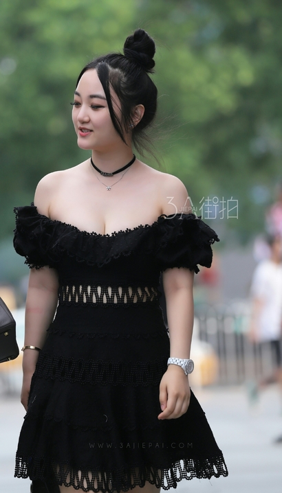 一个美撼凡尘的时尚小短裙美腿美女，上海街拍[QZ·710rt]