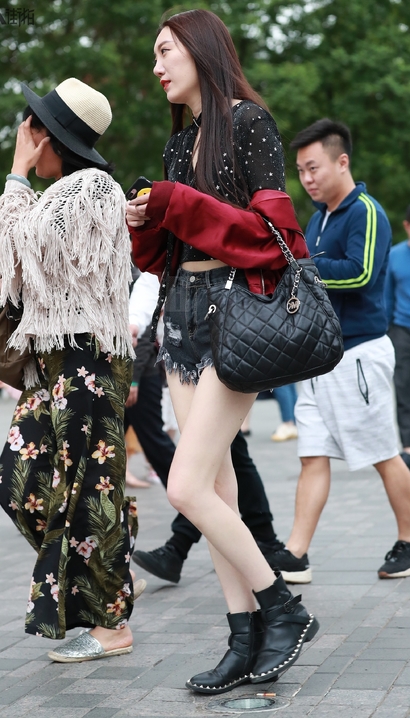 抓拍娉婷袅娜的性感热裤紧臀女神，成都街拍[RK·097bk]
